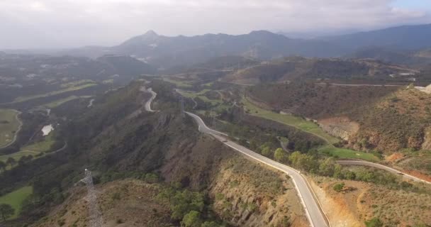 4K Aerial, Vista sobre campo de golfe e curvas de grampo de cabelo, Andaluzia, Espanha — Vídeo de Stock