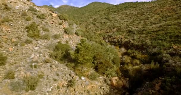 4k anténa, let podél kopců a skal, mimo vyšlapané stezky, Andalusie, Španělsko — Stock video