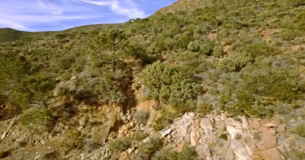 4k antenne, vlucht langs heuvels en rotsen, off the beaten track, Andalusië, Spanje — Stockvideo