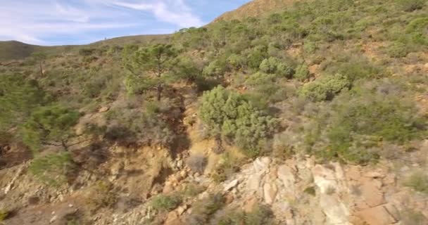 4K aerial, lot wzdłuż wzgórz i skał, na uboczu, Andaluzja, Hiszpania — Wideo stockowe