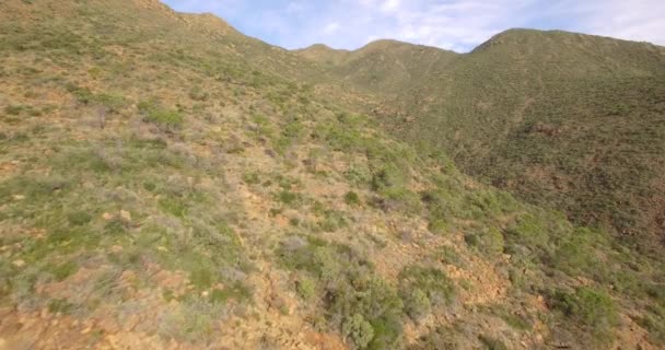 4k antenne, vlucht langs heuvels en rotsen, off the beaten track, Andalusië, Spanje — Stockvideo