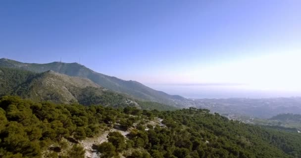 4K Aérea, Volando en las montañas con vista a La Capellania, Andalucía, España — Vídeo de stock