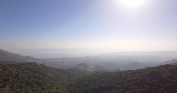 4k anteny, pływające w górach z widokiem na La Capellania, Andaluzja, Południowa Hiszpania — Wideo stockowe