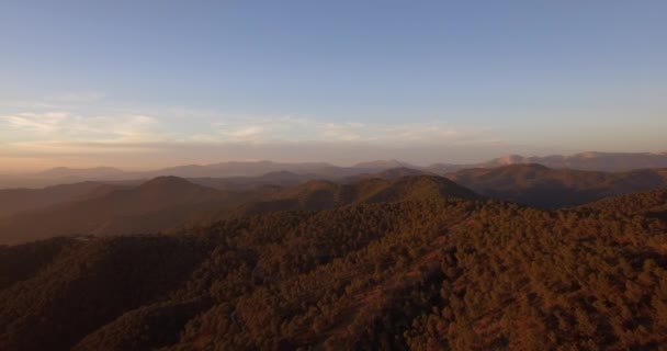 4k anteni, Endülüs, İspanya'da gün batımına doğru uçan — Stok video