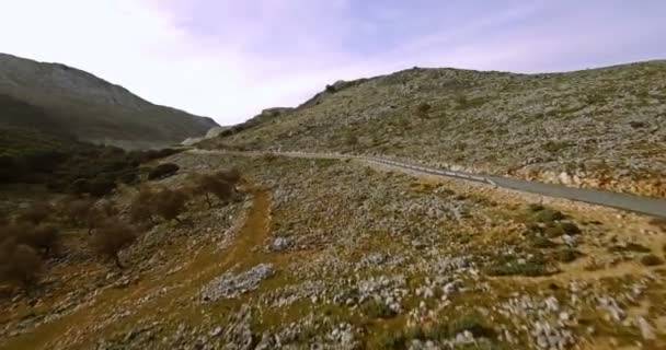 Aérea 4K, Vuelo sobre campos pedregosos y tierras planas, Andalucía, España — Vídeo de stock