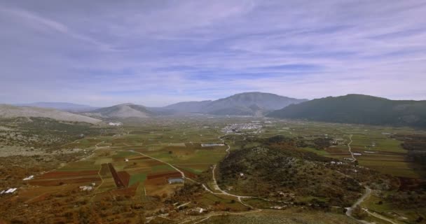 Aérea 4K, Vuelo sobre campos pedregosos y tierras planas, Andalucía, España — Vídeos de Stock