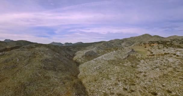 Aérea 4K, Vuelo sobre campos pedregosos y tierras planas, Andalucía, España — Vídeo de stock