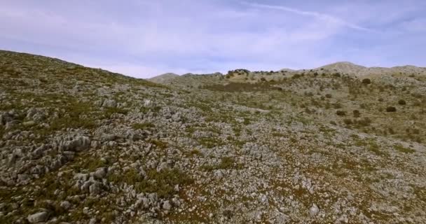 4K Aerial, Penerbangan di atas lapangan berbatu dan tanah datar, Andalusia, Spanyol — Stok Video