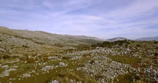 4K Aerial, Penerbangan di atas lapangan berbatu dan tanah datar, Andalusia, Spanyol — Stok Video