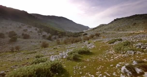 Aérea 4K, Vuelo sobre campos pedregosos y tierras planas, Andalucía, España — Vídeo de stock