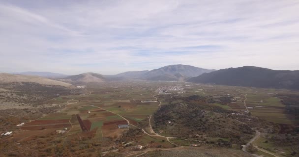 Aérea 4K, Vuelo sobre campos pedregosos y tierras planas, Andalucía, España — Vídeos de Stock