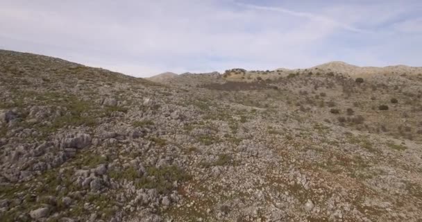 Aérea 4K, Vuelo sobre campos pedregosos y tierras planas, Andalucía, España — Vídeos de Stock