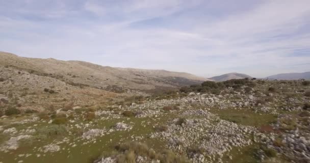 Aérea 4K, Vuelo sobre campos pedregosos y tierras planas, Andalucía, España — Vídeo de stock