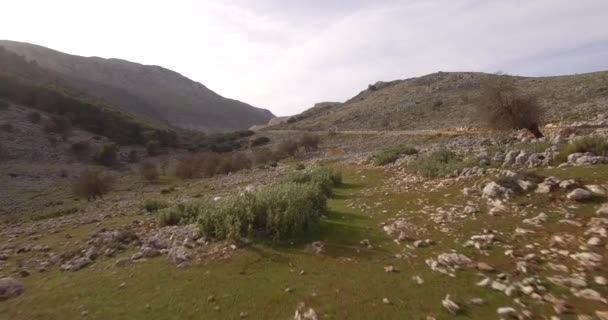 Aérea 4K, Vuelo sobre campos pedregosos y tierras planas, Andalucía, España — Vídeo de stock