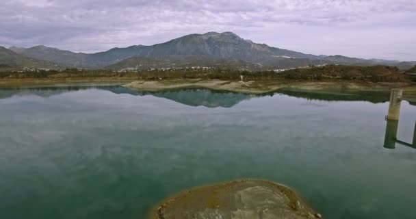 4k antenne, vlucht langs een barrière meer in Andalusie, Spanje — Stockvideo