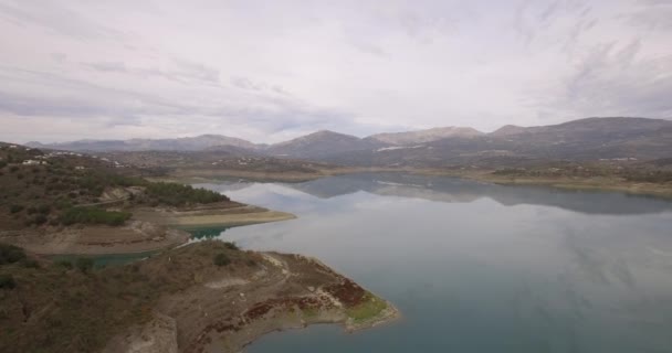 4k antenne, vlucht langs een barrière meer in Andalusie, Spanje — Stockvideo