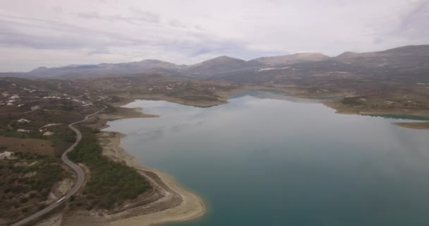 4K Aerial, Volo lungo un lago di barriera in Andalusia, Spagna — Video Stock