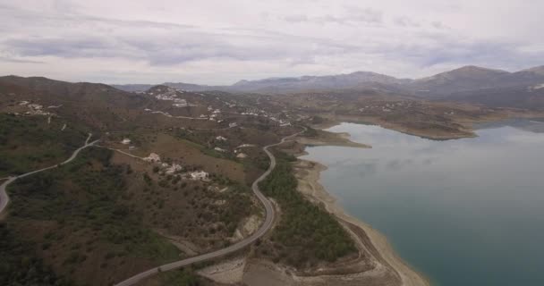 4K Aerial, Volo lungo un lago di barriera in Andalusia, Spagna — Video Stock