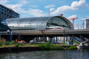 Berlin Hauptbahnhof İstasyonu 'na giren tren Berlin Spree Nehri üzerinde.