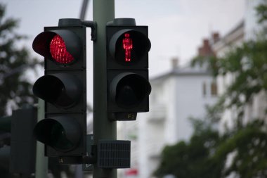 Kızıl Ampelmann Batı Caddesi sınır kapısının işareti Berlin Almanya