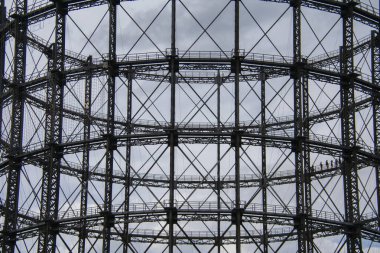 EUREF 'in eski gaz ölçer yapısı Schoneberg Berlin' de bulutlu bir günde