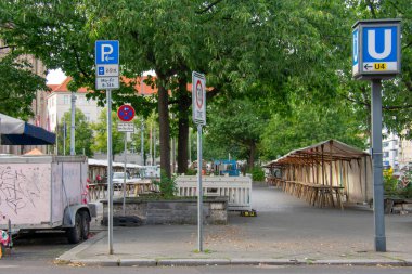 Rathaus Schoneberg Berlin 'deki boş bit pazarı kabinleri