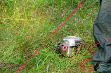Markische Schweiz Buckow 'da çimlerin üzerinde portatif kamp tencereleri.