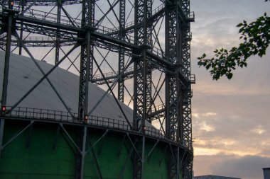 Schoneberg Berlin 'de bulutlu bir günde gaz ölçer kulesi