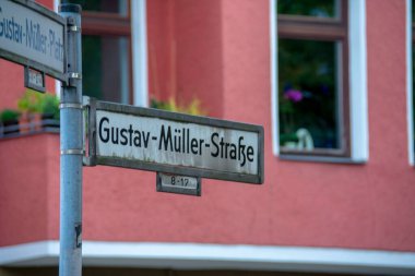 Gustav Muller Caddesi, Schoneberg Berlin tabelası.