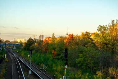 Tren yolu Schoneberg Berlin 'de sonbahar yaprağı manzarası