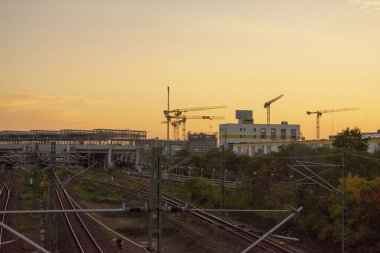 Tren rayları Schoneberg Berlin 'deki S Bahn istasyonu manzarası