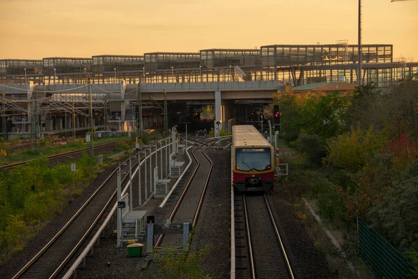 Падіння Траси Лист Станції Bahn Schoneberg Berlin — стокове фото