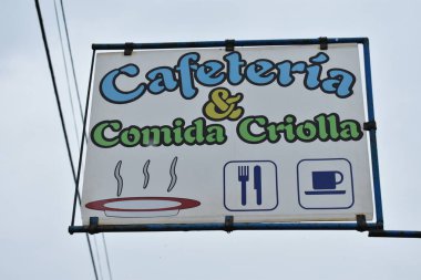 Kafeterya: Comida ve Criolla (Türkçe: Yemek ve kreol) Pinar del Rio 'daki kırsal bir Küba otoyolunun kenarında.