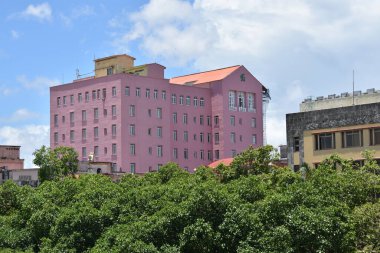 Havana Küba 'da pembe binalı şehir manzarası