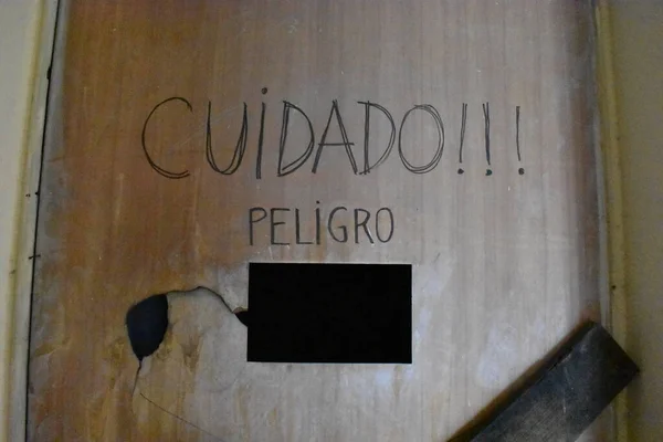 Cuidado Peligro Português Perigo Cuidado Escrito Uma Porta Madeira Quebrada — Fotografia de Stock