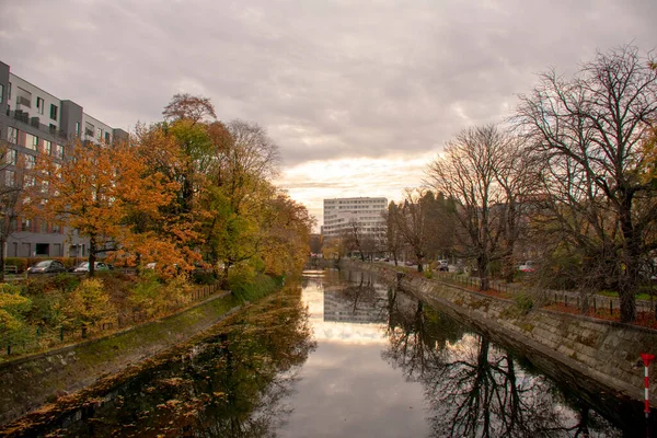 Berlin 'deki Spree nehrinin üzerindeki bir köprüden manzara