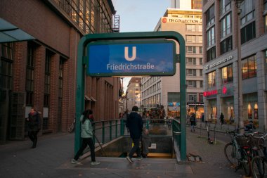 Friedrichstrasse U bahn giriş tabelası Mitte Berlin