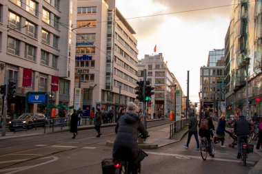 Coronavirus salgını sırasında Friedrichstrasse 'de yürüyen insanların manzarası Mitte Berlin