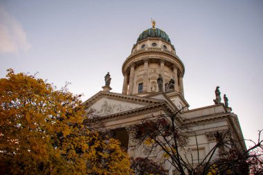Mitte Berlin 'deki salgın sırasında Jandarma Bebelplatz' ın çatısı