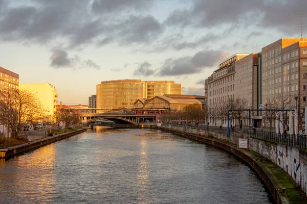 Mitte Berlin Deki Spree Nehri Boyunca Manzara — Stok fotoğraf