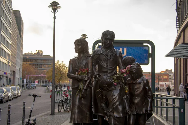 Züge Zum Leben Züge Zum Tod Statue Vor Der Friedrichstraße — Stockfoto