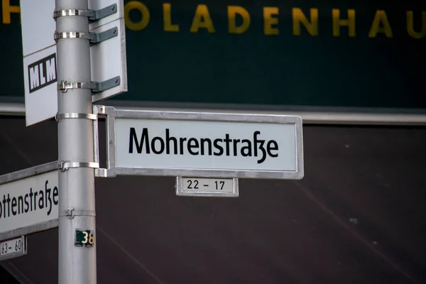 Cartel Con Nombre Calle Mohrenstrasse Bahn Mitte Berlin —  Fotos de Stock