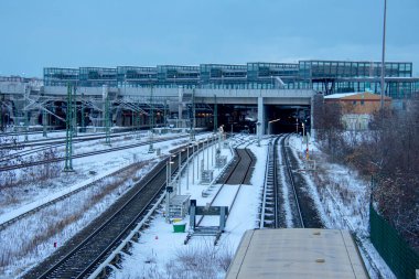 Schoneberg Berlin 'deki karlı tren raylarında giden S bahn treni.