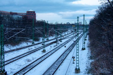 Berlin Almanya 'da Deutsche Bahn' a giden tren raylarını kar kapladı