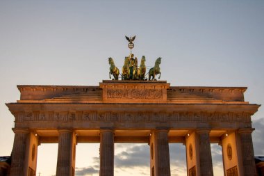 Mitte Berlin Brandenburg Kapısı 'nın karlı manzarası