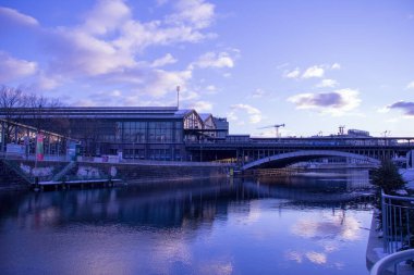 Mitte Berlin 'deki Spree Nehri' nin donmuş manzarası