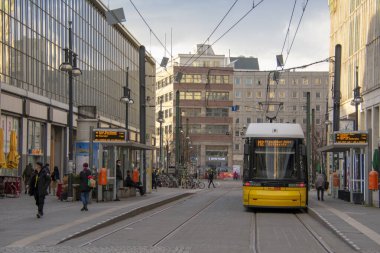 Berlin tramvayı Alexanderplatz MItte Berlin 'de toplu taşıma manzarası