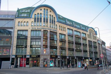 Mitte Berlin 'deki Hackescher Hofe tabelasının manzarası