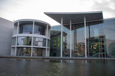 Marie Elisabeth Leuders 'ın MItte Berlin' deki Spree nehri boyunca manzarası vardı.