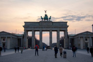 Mitte Berlin 'deki Brandenburg Kapısı' nda Sunset manzarası